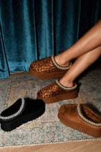 Load image into Gallery viewer, WILD DIVA Embroidered Trim Round Toe Platform Boots