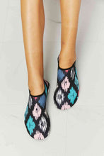 Load image into Gallery viewer, MMshoes On The Shore Water Shoes in Multi