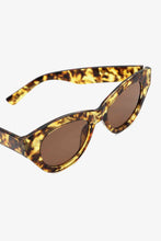 Load image into Gallery viewer, Tortoiseshell Polycarbonate Wayfarer Sunglasses