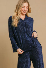 Load image into Gallery viewer, Umgee Side Slit Texture Button Up Shirt
