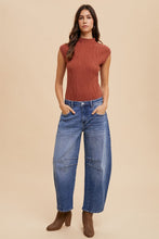 Load image into Gallery viewer, Annie Wear Mid Rise Barrel Leg Jeans with Pockets
