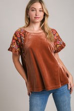 Load image into Gallery viewer, Umgee Velvet Embroidery Short Sleeve Blouse
