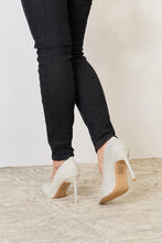 Load image into Gallery viewer, Melody 4&quot; Closed Toe Heels
