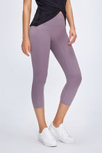 Load image into Gallery viewer, Slim Hip Cropped Leggings
