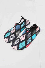 Load image into Gallery viewer, MMshoes On The Shore Water Shoes in Multi
