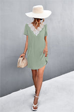 Load image into Gallery viewer, Two-Tone Lace Trim Spliced Dress
