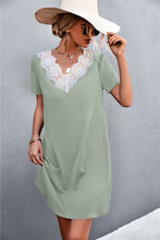 Load image into Gallery viewer, Two-Tone Lace Trim Spliced Dress
