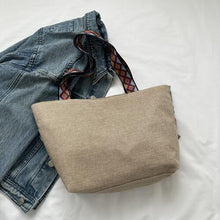 Load image into Gallery viewer, Printed Tassel Detail Tote Bag
